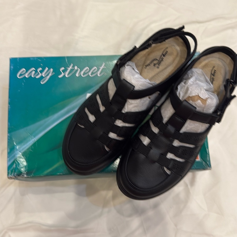 Easy Street Comfort Wide Shoes  7.5 W Black